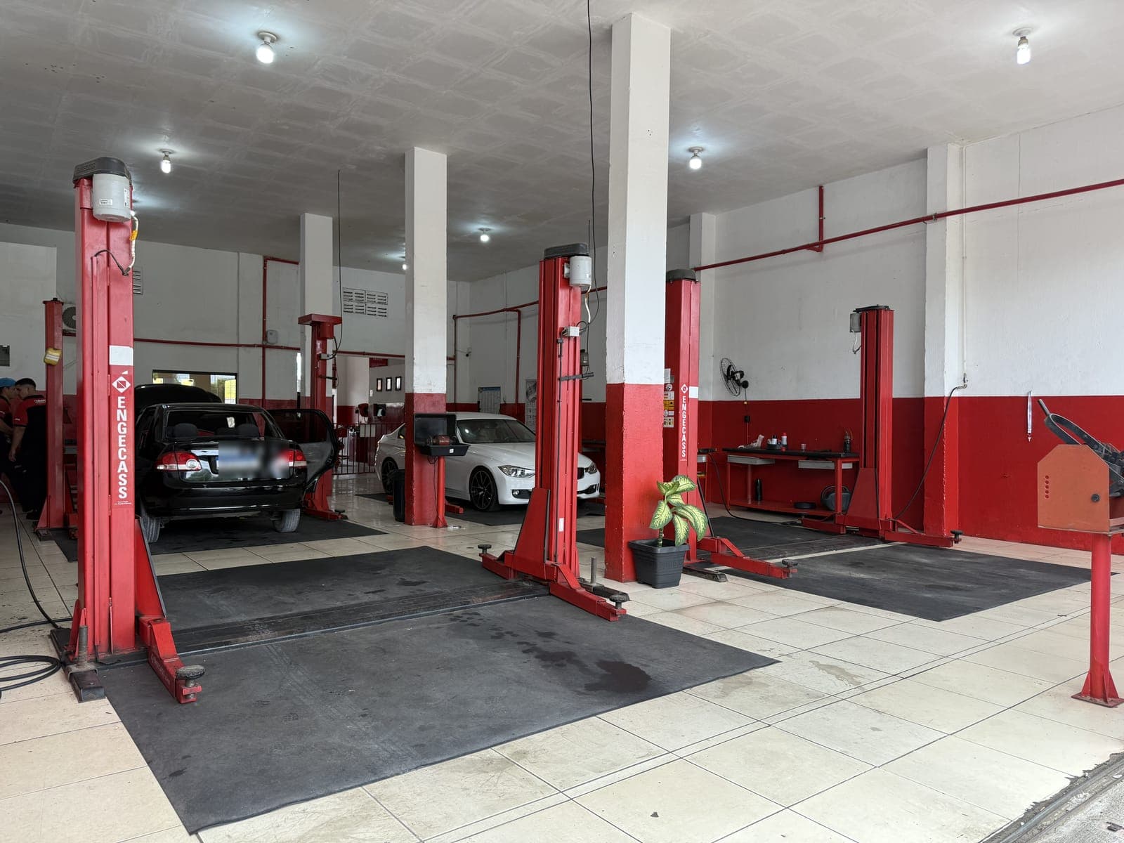Área de serviço com elevadores e boxes equipados