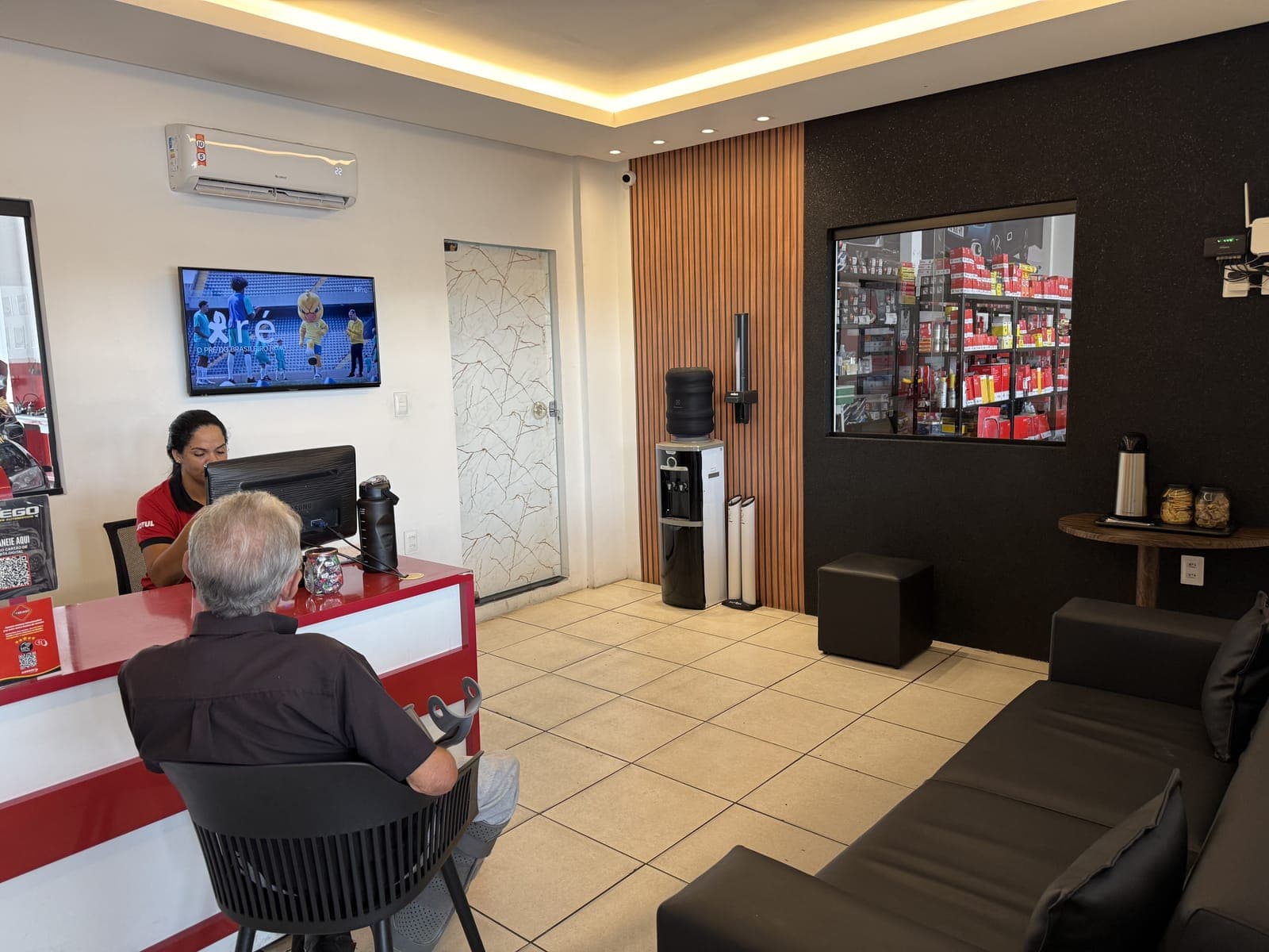 Recepção climatizada com sala de espera e café